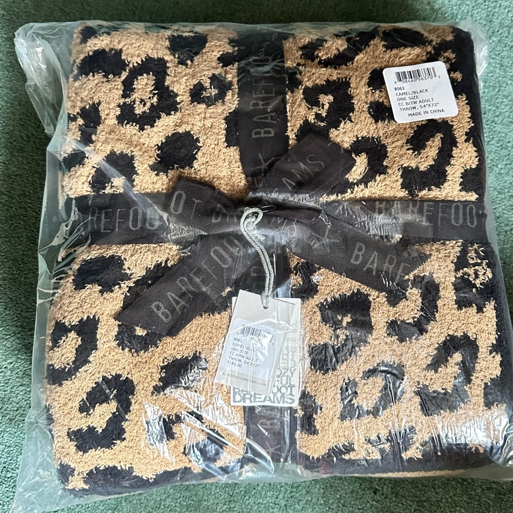 NWT Barefoot Dreams CozyChic Barefoot in the Wild Throw